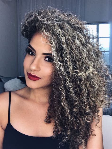 Morena iluminada com cabelo cacheado: dicas e inspirações